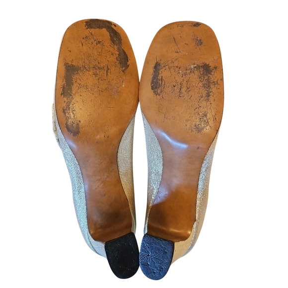 Vi Tagr Parimode Original Gold Textured Heels with Ornamental Detail - Picture 4 of 6